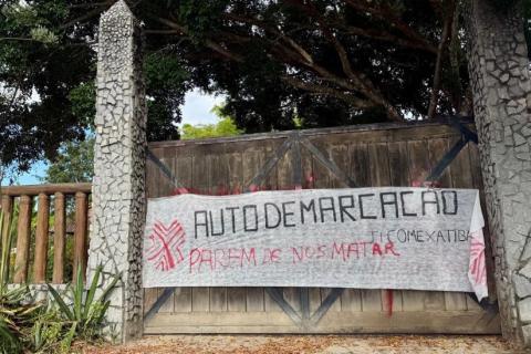 Faixa colocada à entrada da fazenda que se estende da estrada que liga Cumurixatiba a Corumbau até a beira do mar.